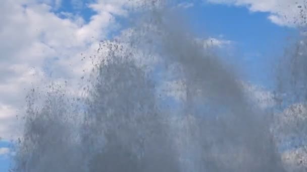 Stads fontein met spatten helder water tegen blauwe zomer hemel. Krachtige waterstromen. — Stockvideo