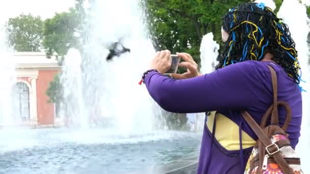 Mulher-viajante adulto sênior, tira foto ou vídeo sobre bela fonte com seu telefone inteligente . — Vídeo de Stock