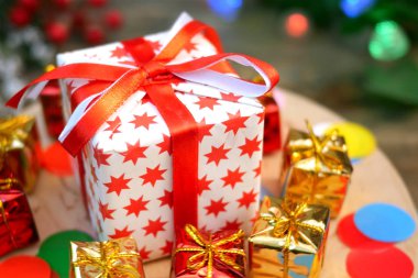 Dekoratif noel veya yeni yıl hediye kutuları koleksiyonu döner 