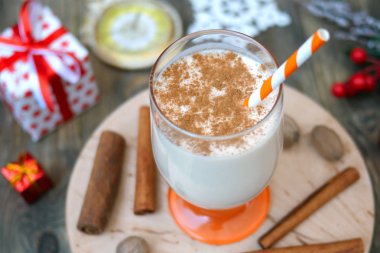 Groun ile ev yapımı geleneksel noel baharatlı sıcak içecek eggnog