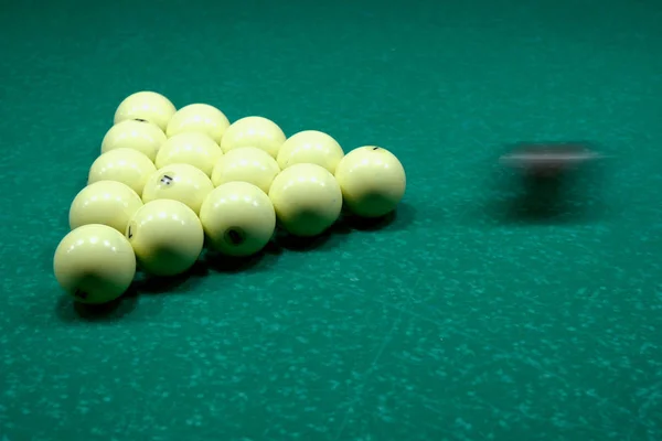 Bola romper las bolas de billar pirámide triángulo en la mesa de billar — Foto de Stock