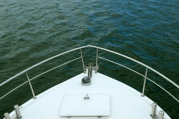 Ніс білого морського корабля або яхти, який проходить через хвилі — стокове фото