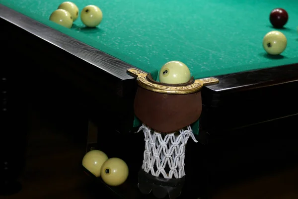 Pool Game. Bolas de billar se mueven con en la mesa de billar. Russi. —  Fotos de Stock