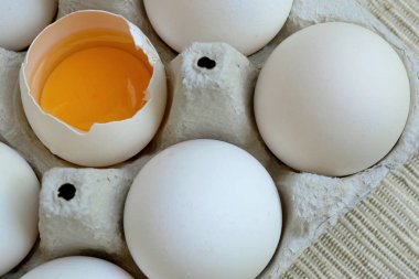 Beyaz tavuk yumurtaları taze, ekolojik karton pa yığılmış