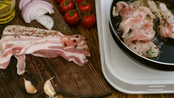Hausmannskost. Schweine- oder Rinderbrust wird in der Pfanne gebraten. Gemüse, Tomaten, Zwiebeln, Knoblauch. rustikaler Stil. — Stockvideo