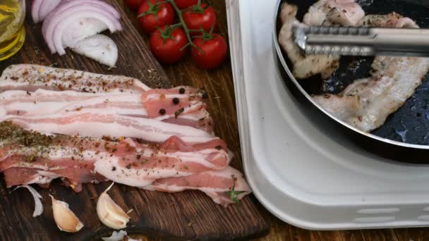Zelfgemaakte gerechten. Varkensvlees of rundvlees borst Braden in een keuken pan wordt gedraaid met vlees Tang. Tomaten, ui, knoflook. Rustieke stijl. — Stockvideo