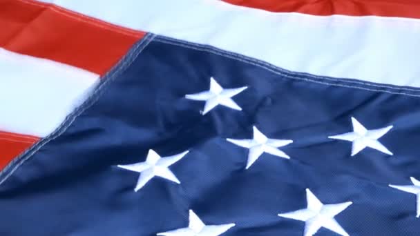 Gyönyörűen integetett a szél, csillag és csíkok, az Amerikai Egyesült Államok zászlaja. Piros, fehér és kék. július 4 koncepció háttér. A szabadság és a demokrácia szimbóluma.