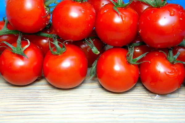 Cherry tomatoes on branches that lie on kitchen board sprinkle o — Stock Photo, Image