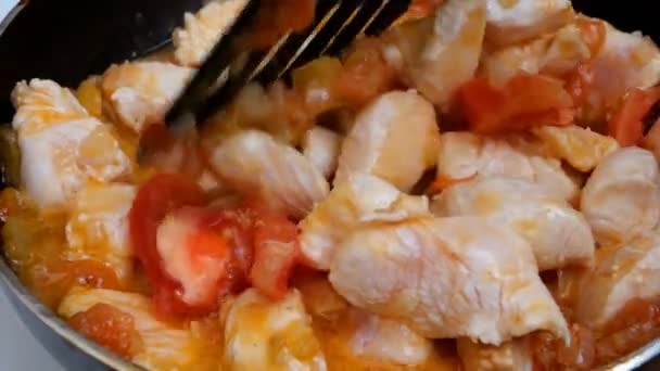 Домашняя кухня. Делаю соус или соус для макарон. Свежие вкусные овощи, помидоры, лук, перец, жареный и смешанный в сковородке с нарезанным куриным мясом . — стоковое видео