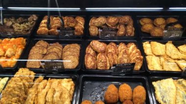 Kiev, Ukrayna, Ağustos 2018: - Vitrin gıda ile. Et ürünlerinden pişmiş lezzetli yemek, piyasada gastronomi vitrin yalan.