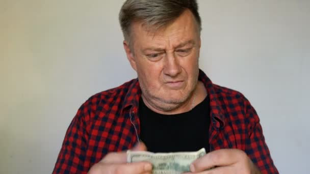 Exzentrischer Älterer Mann Mit Grauen Haaren Hält Eine Banknote Mit — Stockvideo