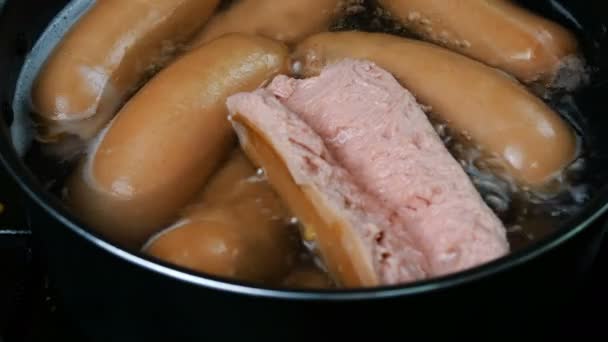 Cuisine Maison Saucisses Bouillies Dans Une Casserole Ouverte Eau Bouillante — Video