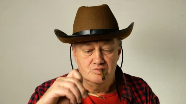 Uomo Anziano Etnia Caucasica Con Cappello Cowboy Con Uno Sguardo — Video Stock