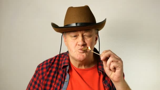 Senior Man Kaukasiska Etnicitet Cowboy Hatt Med Fräck Look Röker — Stockvideo