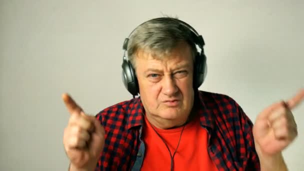Hombre Adulto Adulto Expresivo Escucha Música Sus Auriculares Canta Mueve — Vídeo de stock
