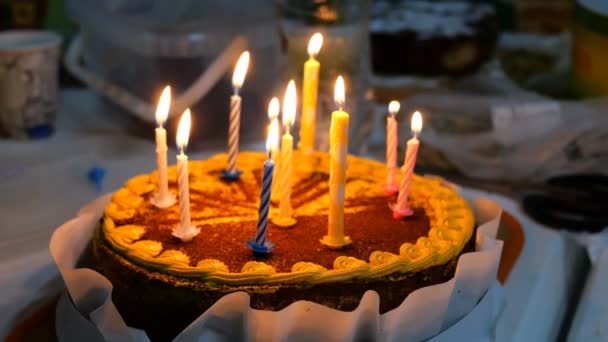 Bolo Aniversário Delicioso Bonito Com Velas Chamas Está Mesa Cozinha — Vídeo de Stock