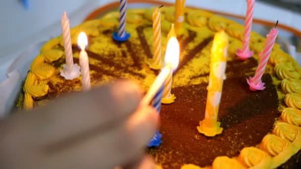 Las Manos Humanas Prenden Fuego Las Velas Hermosa Tarta Cumpleaños — Vídeo de stock