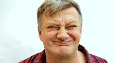 Gri saçlı yaşlı adam başını grimaces ve olumsuz jest yapar. Canlı yüz ifadeleri. Close.