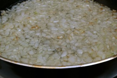 Ev yapımı mutfak. İnce doğranmış soğan co bir tavada kızartılır