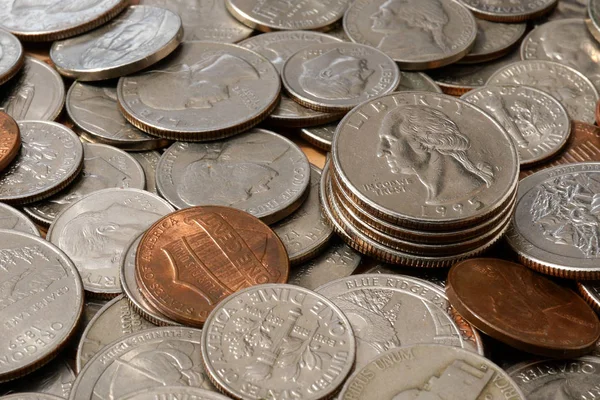 Dinero americano. Gran pila de monedas de centavos americanos de differe —  Fotos de Stock