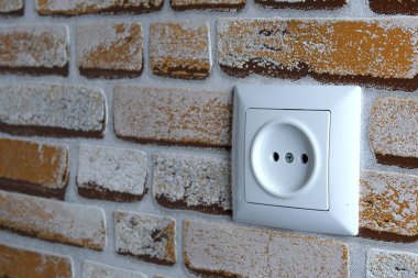 Evin tuğla duvarında elektrik prizi. Th iç
