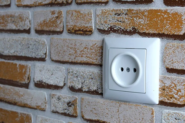 Evin tuğla duvarında elektrik prizi. Th iç