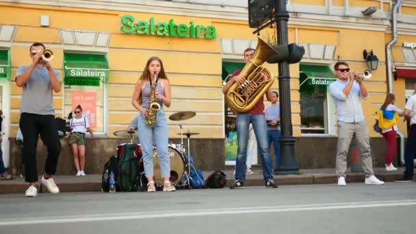 Kiev. Ukraina. Augusti 2019:-Street Musical band spelar jazzmusik på blåsinstrument och tjänar pengar för att leva på Podol distriktet på Sagaidachnogo Street. Kiev, Europa, Ukraina. — Stockvideo