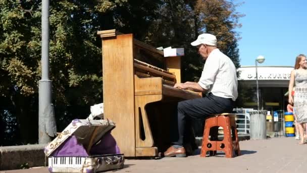 Kiev. Oekraïne. Augustus 2019:-straatmuzikant speelt piano en maakt geld voor het leven op de stad straat op de zomerdag. Kiev, Europa, Oekraïne. — Stockvideo