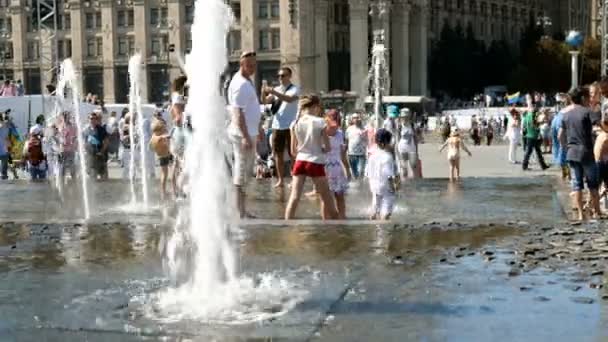 Kiev. Oekraïne. Augustus 2019:-inwoners van de stad met kinderen lopen, plezier hebben en baden in de stad fonteinen op Independence Square in Kiev, Oekraïne in Europa. — Stockvideo