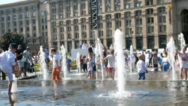 Kiev. Ukrajna. Augusztus 2019:-lakosok a város gyerekekkel járni, szórakozni és fürödni a városi szökőkutak a függetlenség tere Kijevben, Ukrajnában Európában. — Stock videók