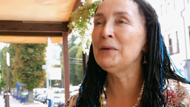 Spektakuläre Ältere Brünette Frau Kaukasischen Ethnizität Etwas Redet Lebhaft Steht — Stockvideo
