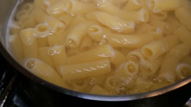 Домашня Кухня Макарони Труби Приготування Макаронів Варять Металевому Приготуванні Сковороду — стокове відео