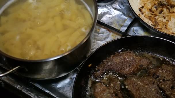 Cuisine Maison Tuyau Pâtes Bouillies Foie Bœuf Les Steaks Viande — Video