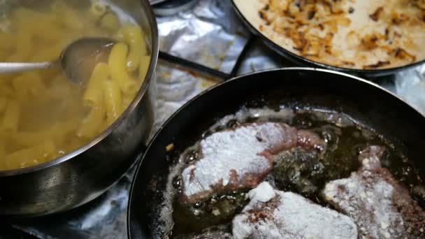 自制烹饪 煮意大利面管和牛肉肝或肉牛排是在家庭或餐厅厨房的厨房炉灶上准备的 — 图库视频影像