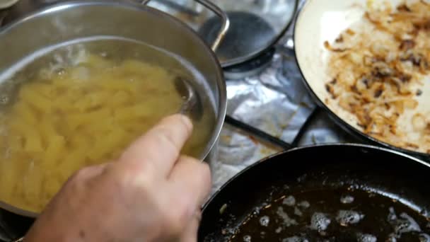 自制烹饪 煮意大利面管和牛肉肝或肉牛排是在家庭或餐厅厨房的厨房炉灶上准备的 — 图库视频影像