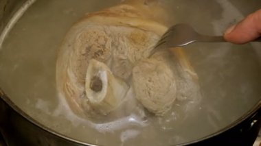 Ev yapımı yemekler pişirmek. Kemik üzerinde domuz bacak Knuckle metal pişirme tavada kaynayan suyu pişirilir. Çok fazla buhar. Close.