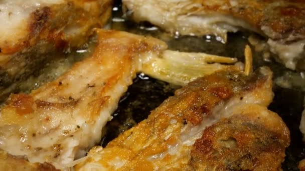 Cozinha caseira. A carpa de peixe de rio, cortada em pedaços, frita-se na panela no óleo de cozinha. Close-up . — Vídeo de Stock