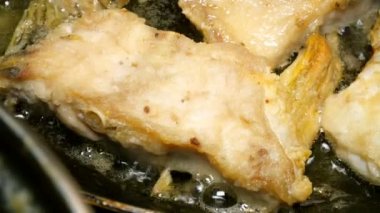 Ev yapımı mutfak. Nehir balık sazan, parçalar halinde kesilmiş, pişirme yağı tavada kızartılır. Close.