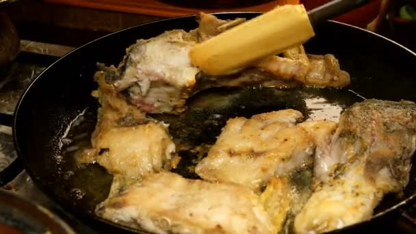 Cocina casera. La carpa de pescado de río, cortada en trozos, se fríe en sartén en aceite de cocina. Primer plano . — Vídeos de Stock