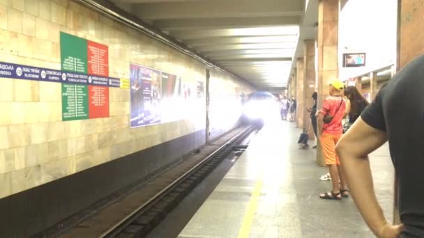 Kiev, Ucrânia, agosto de 2019: - Plataforma de metrô. As pessoas estão à espera na plataforma do comboio. O trem encosta e as pessoas vão para a carruagem . — Vídeo de Stock