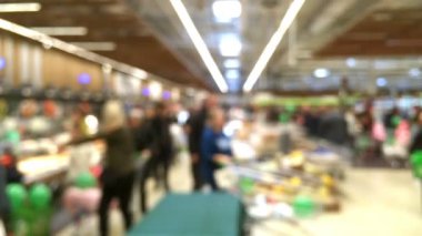 Modern süpermarkette alışveriş. Gıda ve bakkal müşterilerinin soyut bulanık hareket, ve defodaklı iç. Ürünler ve ürünler rafta. Modern perakende.
