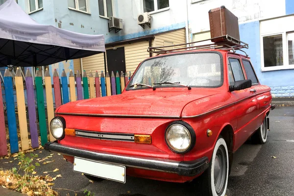 Legendary retro soviet car in residential area, ZAZ-968 Zaporozh — Stock Photo, Image