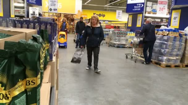 キエフ、ウクライナ、2019年9月:現代のスーパーマーケットでのショッピング。モダンなインテリアを持つ食品や食料品店での顧客の動き。棚の上の製品や商品。現代の小売業. — ストック動画