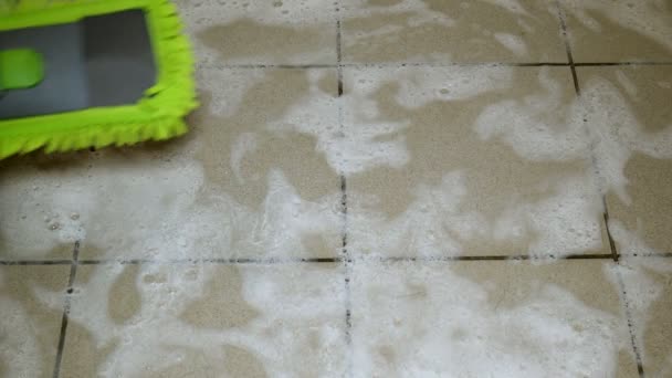 La vida doméstica. Limpieza de pisos de baldosas utiliza fregona plana moderna y limpiador con espuma. Concepto de trabajo doméstico. Primer plano . — Vídeos de Stock