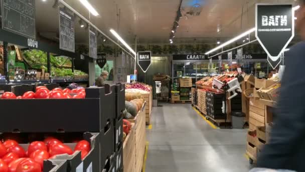 Kiew, Ukraine, September 2019: - Einkaufen im modernen Supermarkt. Bewegung der Kunden in der Gemüseabteilung des Lebensmittelgeschäfts mit modernem Interieur. Gemüse im Regal. moderner Einzelhandel. — Stockvideo