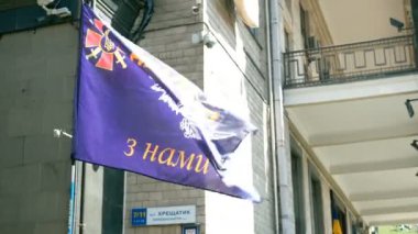 Kiev, Ukrayna, Ağustos 2019 Kyiv 'de Bağımsızlık Günü. Ukraynalı Rus-Ukraynalı gazilerin Khreschatyk Sereet 'te Doğu Ukrayna' ya karşı yürüttüğü savaşta Aidar taburunun bayrağı adamın elinde..