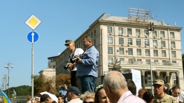 Kiev, Ucrânia, agosto de 2019: - Dia da Independência em Kiev. Veteranos ucranianos da guerra russo-ucraniana contra a Ucrânia Oriental e voluntários marchando para Khreschatyk sereet, em Kiev, Ucrânia . — Vídeo de Stock