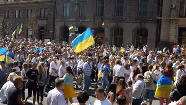 Kiev, Ucrânia, agosto de 2019: - Dia da Independência em Kiev. Veteranos ucranianos da guerra russo-ucraniana contra a Ucrânia Oriental e voluntários marchando para Khreschatyk sereet, em Kiev, Ucrânia . — Vídeo de Stock