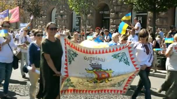 Kiev, Ucrania, agosto de 2019: - Día de la Independencia en Kiev. Veteranos ucranianos de la guerra ruso-ucraniana en el este de Ucrania y voluntarios marchando por el sereet Khreschatyk, en Kiev, Ucrania . — Vídeo de stock