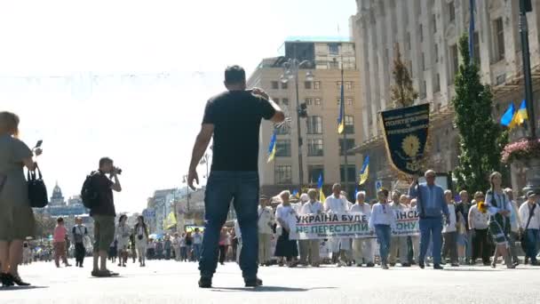 Київ, Україна, серпень 2019: День Незалежності в Києві. Українські ветерани російсько-української війни на сході України та волонтери, що вирушають на Хрещатик-серет у Києві (Україна).. — стокове відео